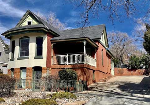 The 1900 House 1 Block From DT